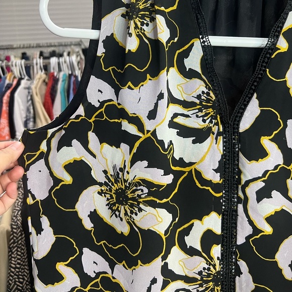 !SOLD! RW&CO. Sleeveless Chiffon Floral Blouse Deep V size Medium Casual Women - Picture 5 of 7